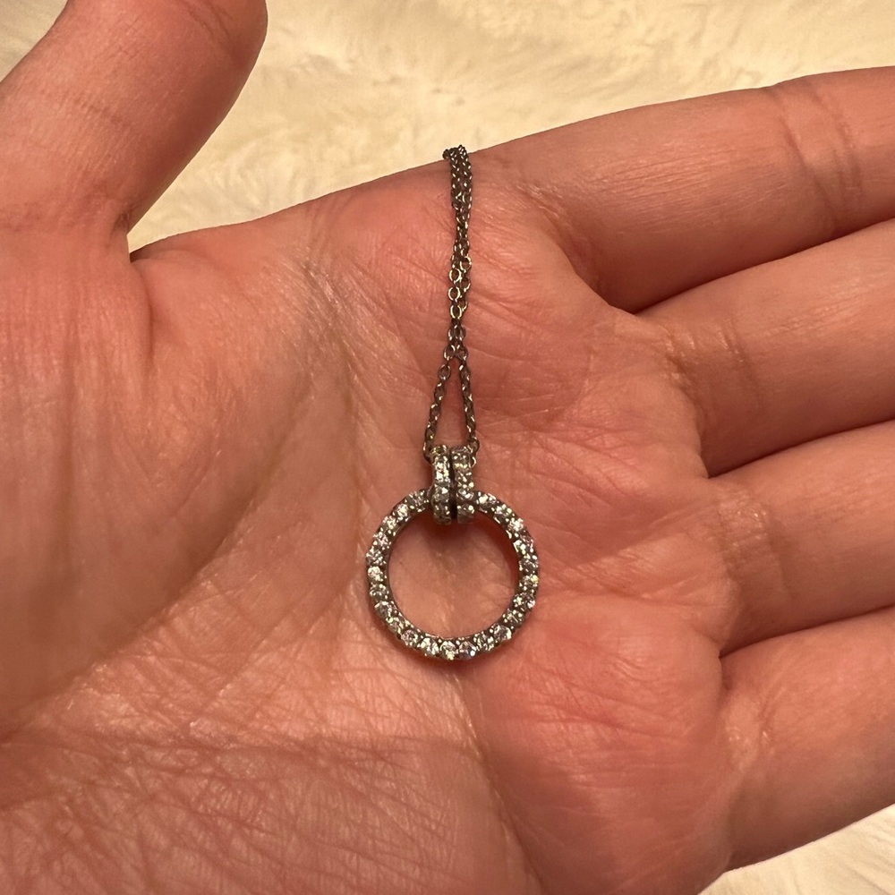 Sparkly circle necklace